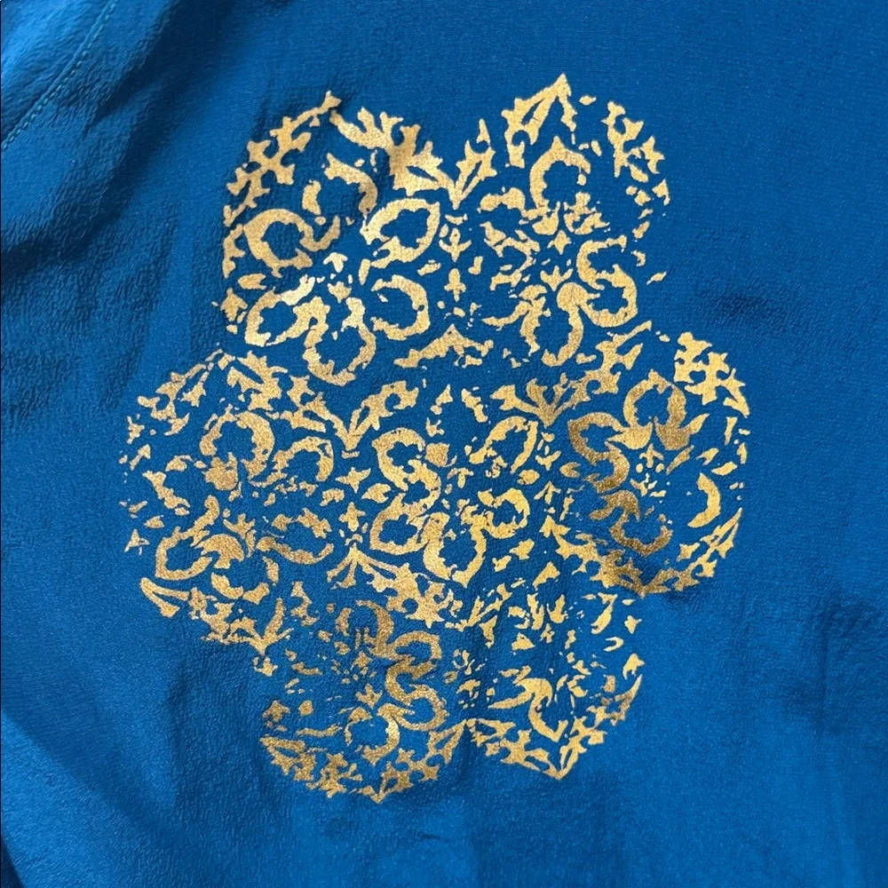 Diane Gilman Royal Blue Top with Gold Medallion Print 100% silk - Picture 5 of 6